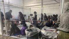 미 국경지대 미성년 밀입국자 수용시설 사진 공개…열악한 환경 논란