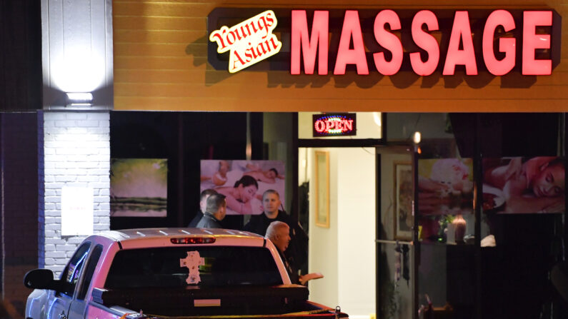 지난 16일(현지시간) 미국 조지아주 애틀랜타 일대에서 발생한 연쇄 총격사건 현장 중 한 곳인 마사지숍 '영스(Young's) 아시안 마사지 팔러'에 경찰이 출동해 조사를 벌이고 있다. | AP 연합