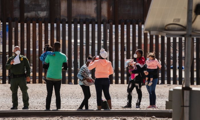 국경 경비 요원들은 지난 15일 텍사스주 엘파소 인근에서 불법 이민자들을 체포했다. | Justin Hamel/AFP via Getty Images