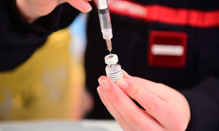 코로나19 백신 접종을 준비하는 모습. | Martin Bureau/AFP via Getty Images 