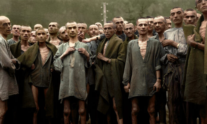 사진 복원 전문가 톰 마셜이 컬러 복원한 오스트리아 에벤제 강제 수용소 수감자들의 모습. | National Archives and Records Administration