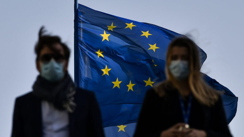 벨기에 브뤼셀의 유럽연합(EU) 본부 앞에 EU 깃발이 나부끼고 있다. | JOHN THYS/AFP via Getty Images