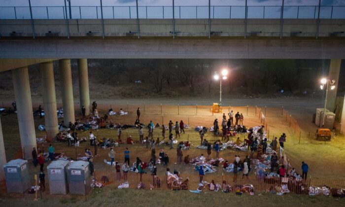 중미에서 온 밀입국자들이 미국 국경지대 임시 보호시설에 머물고 있다. | Adrees Latif/Reuters 연합뉴스
