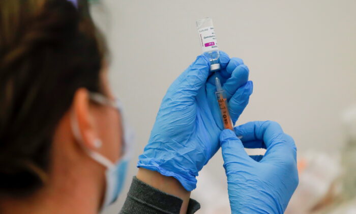 의료진이 아스트라제네카 코로나19 백신 접종을 준비하고 있다. | Andrew Couldridge/Reuters