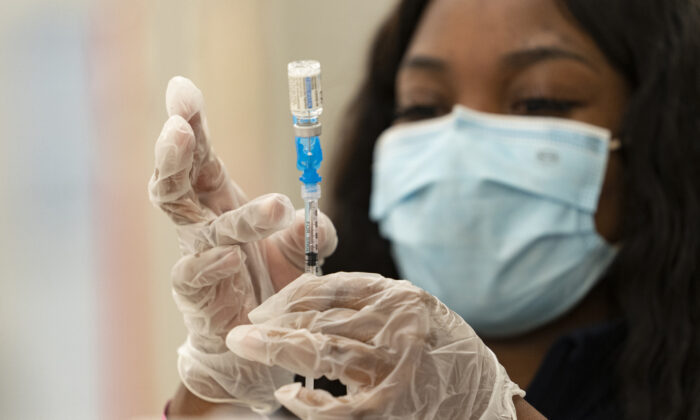미국 로스엔젤레스 볼드윈 힐스 크렌쇼 플라자에서 J&J 백신을 주민들에게 처음으로 출시한 날인 지난 3월 11일 한 의료진이 백신 주사기를 들고 있다. | Damian Dovarganes/AP Photo 연합