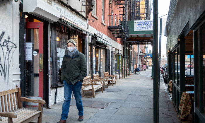 지난 1월 20일 미국 뉴욕에서 마스크를 쓴 남성이 '마스크, 출입금지' 표지판이 보이는 매장 앞을 지나고 있다.