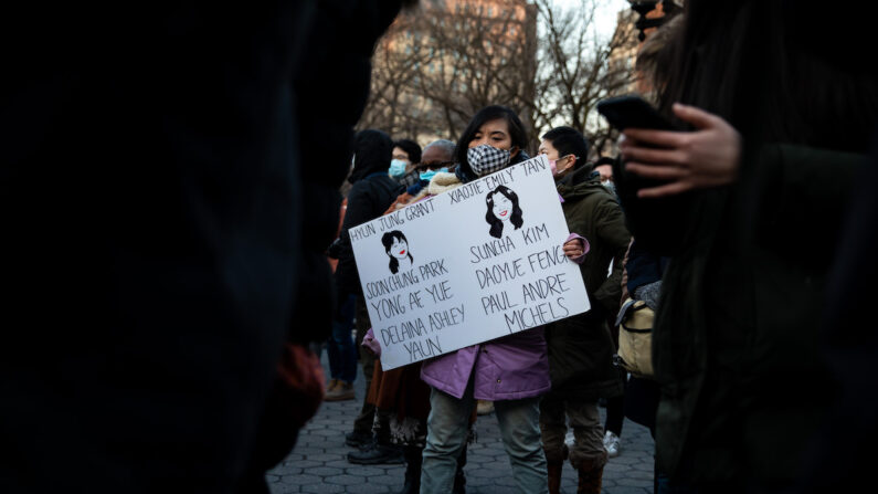 2021년 3월 19일 미국 뉴욕에서 열린 아시아 증오 희생자들을 위한 평화의 밤 행사에서 한 여성이 애틀랜타 총격 사건의 희생자 이름이 적힌 손팻말을 들고 있다. | 청이호/에포크타임스