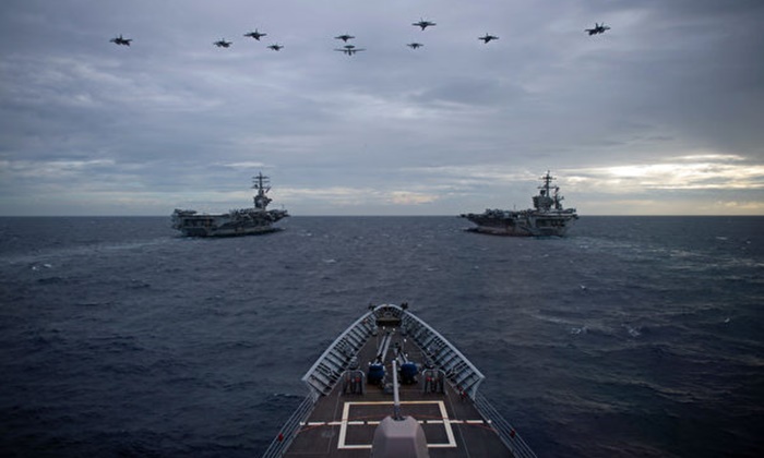 2월 9일, 미군 항공모함 니미츠함(CVN68)과 루스벨트함(CVN71)이 남중국해에서 합동훈련을 하고 있다. |  미국 해군