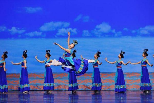 중국 고전무용을 선보이고 있는 션윈 무용수들 | ©Shen Yun Performing Arts 