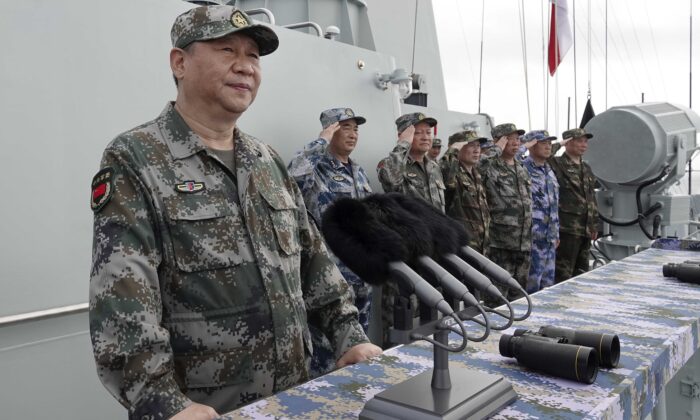 시진핑 중공 총서기가 2018년 4월 12일 남중국해에서 중국인민해방군(PLA) 해군 함대를 사열한 뒤 연설하고 있다. | Li Gang/Xinhua via AP 연합
