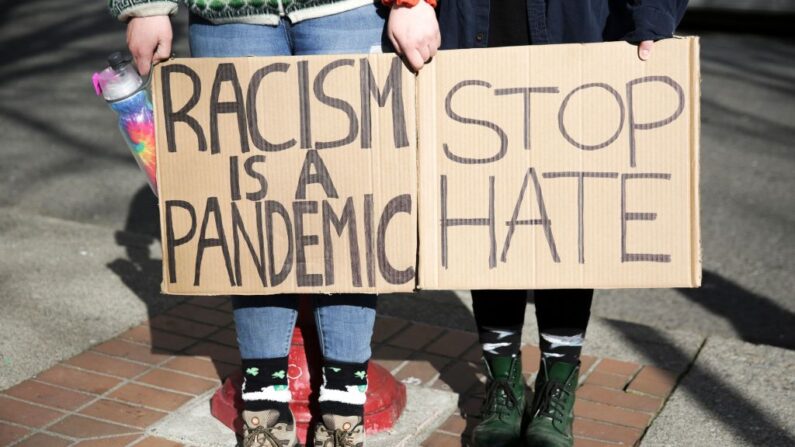지난 3월 13일 미국 시애틀에서 열린 아시아계 대상 증오범죄 반대 시위에서 참가자들이 손팻말을 들고 있다. | JASON REDMOND/AFP via Getty Images