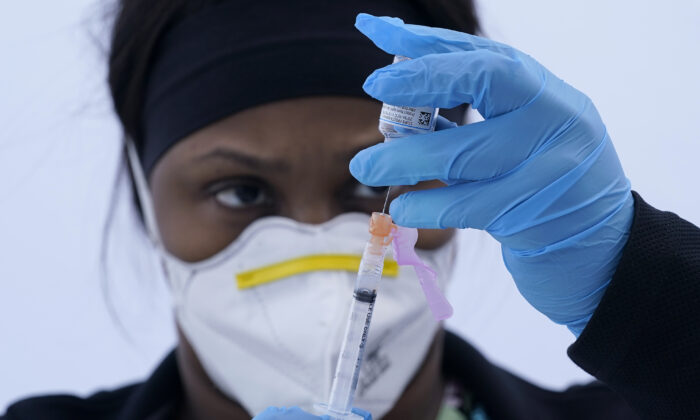 미국 캘리포니주의 한 보건소에서 의료진이 모더나 코로나19 백신 주사병을 들고 있다. | Jeff Chiu/AP Photo 연합