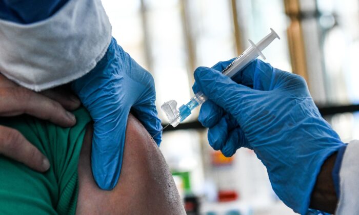 미국 플로리다주에서 한 주민이 코로나19 백신을 맞고 있다. | Chandan Khanna/AFP via Getty Images