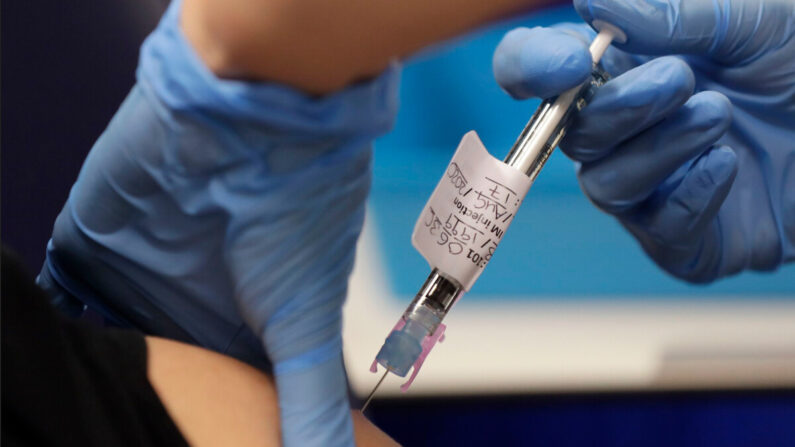 지난달 5일 영국 런던에서 코로나 백신 임상실험을 위해 주사를 맞고 있는 자원 봉사자 | AP=연합뉴스
