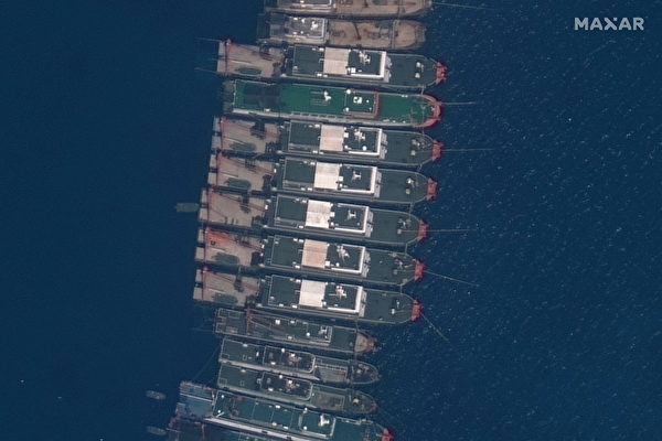최근 중국 선단이 필리핀 해역 휘트선 암초에 떼지어 모여들고 있는 가운데 2021년 3월 23일 중국 어선이 휘트선 암초 근처를 지나가고 있다. | Handout / Satellite image ©2021 Maxar Technologies / AFP 연합