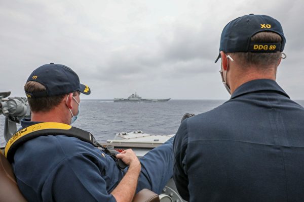 필리핀 해상에서 미 해군과 중공의 랴오닝호가 가까운 거리에서 나란히 항해하고 있으며 미군 사령관이 여유롭게 감시하고 있다. | 미 해군 공식 홈페이지