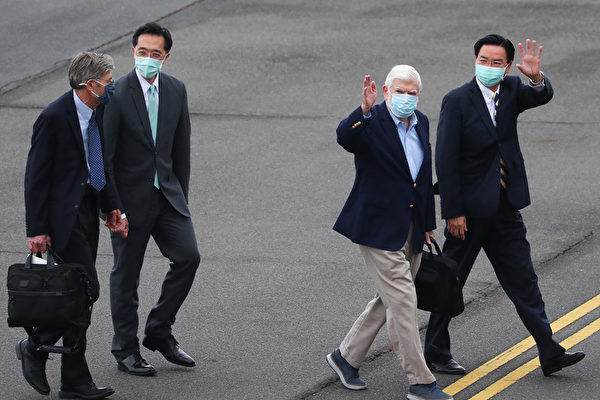 바이든 미국 대통령의 절친인 크리스 도드 전 상원의원(오른쪽에서 두 번째)이 대표단을 이끌고 14일 오후 타이베이 쑹산공항에 도착했다. 우자오셰 대만 외교부장(오른쪽)과 쉬유뎬 북미국장(왼쪽에서 두 번째) 등이 공항에서 영접했다. | 중앙사