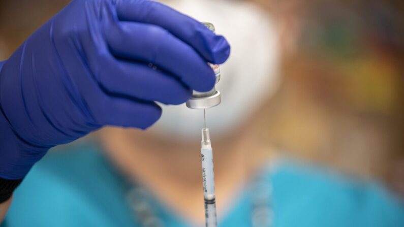 미국 텍사스 샌안토니오의 한 병원 의료진이 모더나 백신 접종을 준비하고 있다. 2021.3.39 | Sergio Flores/Getty Images