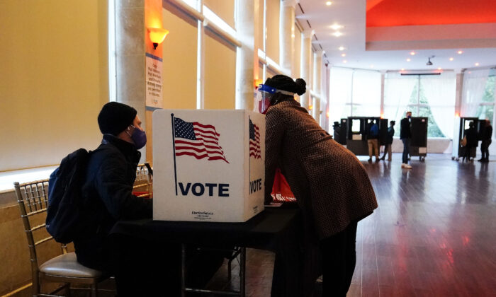 지난해 11월 미국 조지아주 애틀랜타 투표장에서 선관위 관계자가 유권자와 대화하고 있다. | Brynn Anderson, File/AP Photo 연합