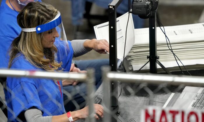 미국 애리조나주 피닉스시 재향군인 기념관에 마련된 재검표장에서 재검표 요원들이 2020년 선거에 사용된 투표지를 재검표 하고 있다. | Matt York/AP Photo 연합