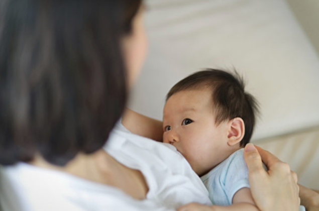 아기는 모유를 먹으면서 엄마의 감정을 느끼고 상호작용을 배운다. (사진=셔터스톡)