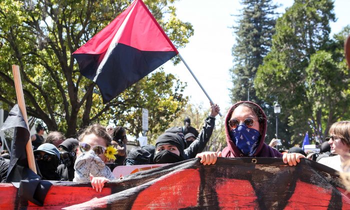 지난 2017년 8월 미국 캘리포니아주 UC버클리 캠퍼스의 마틴 루터 킹 주니어 공원에서 진행 중인 마르크스주의 반대 집회에서 참석자들이 안티파 회원들과 대치하고 있다. | Amy Osborne/AFP/Getty Images 연합