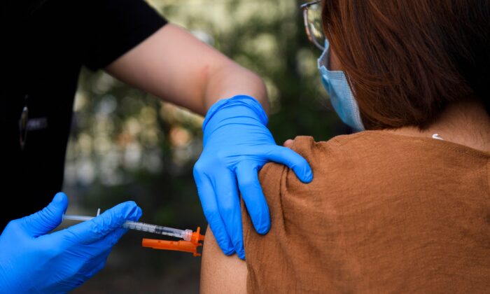 지난 14일(현지시간) 미국 캘리포니아주 로스앤젤레스의 백신접종센터에서 한 청소년이 주사를 맞고 있다. | Patrick T. Fallon/AFP via Getty Images/ 연합