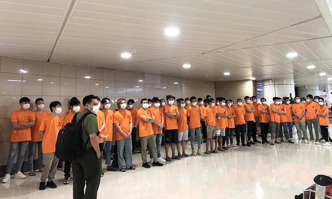 호찌민시에서 중국인 밀입국자들을 추방할 준비를 하고 있는 베트남 당국 | VN익스프레스 사이트 캡처=연합뉴스