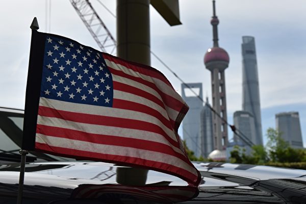 증국 상하이의 주자루이 금융가를 배경으로 미국 영사관 차량에 설치된 미국 국기가 펄럭이고 있다. 2019.7.31 | GREG BAKER/AFP/Getty Images 연합