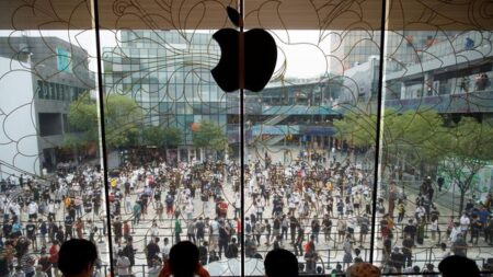 “애플, 中정부에 고객 데이터 관리권 넘겼다…앱 수만개 제거도”