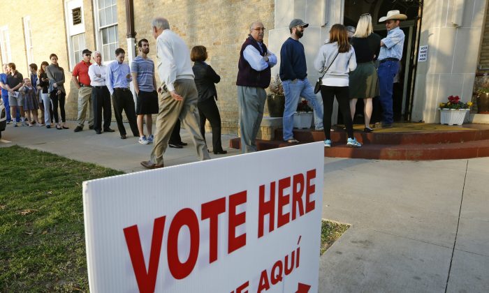 텍사스주 유권자들이 투표를 하기 위해 줄을 서서 기다리고 있다. | Photo by Ron Jenkins/Getty Images
