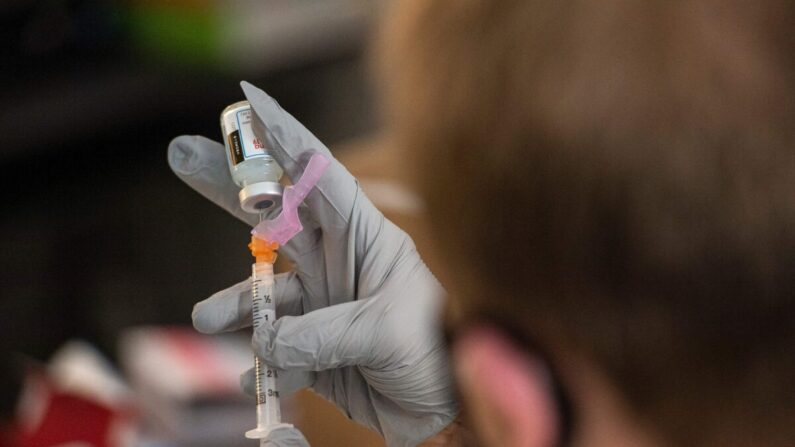 지난 2월 미국 로드아일랜드주의 한 의료진이 백신을 주사기에 담고 있다. | Joseph Prezioso/AFP via Getty Images/ 연합