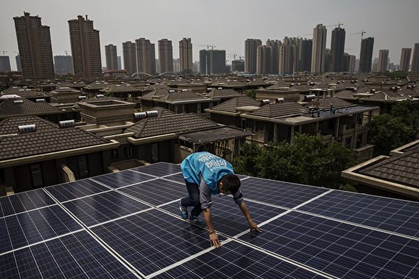 중국 후베이성의 대도시 우한에서 한 작업자가 태양광을 설치하고 있다. | Kevin Frayer/Getty Images