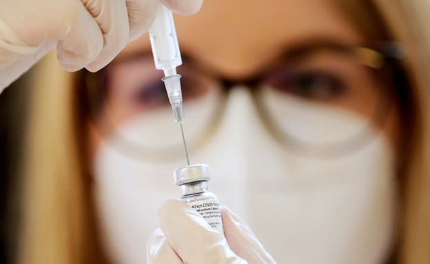 독일 부르크베른하임의 한 요양원에서 간호사가 화이자-바이오엔테크의 코로나19 백신 접종을 준비하고 있다. 2020.12.28 | 로이터 연합뉴스