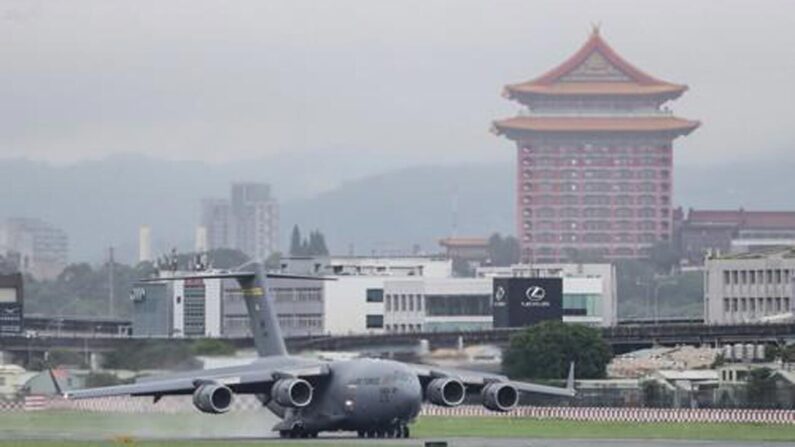 지난 6일 타이베이 쑹산공항 착륙한 미군 C-17 전략 수송기 | EPA/연합뉴스