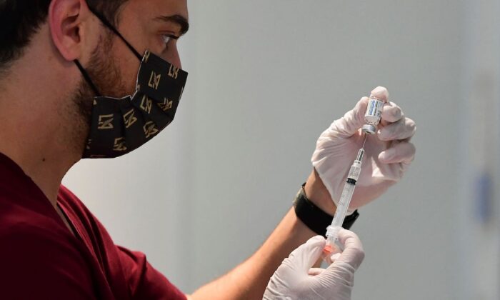 미국 캘리포니주의 한 보건소에서 의료진이 존슨앤드존슨 코로나19 백신 주사병을 들고 있다. | Frederic J. Brown/AFP via Getty Images/ 연합