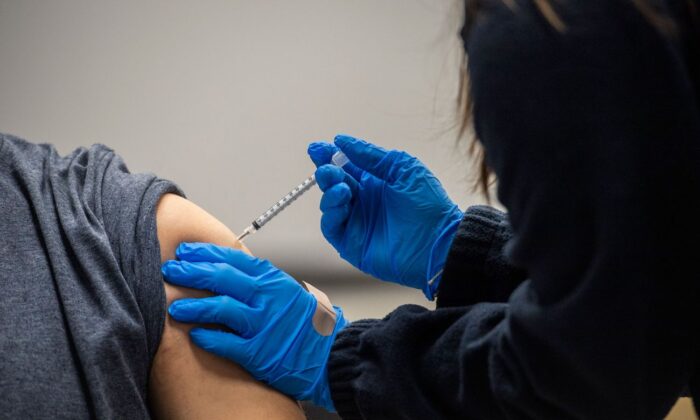지난 2월 미국 매사추세츠의 백신 접종소에서 한 사람이 주사를 맞고 있다. | Joseph Prezioso/AFP via Getty Images/연합