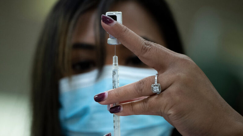 코로나19 백신 접종 | BRENDAN SMIALOWSKI/AFP via Getty Images
