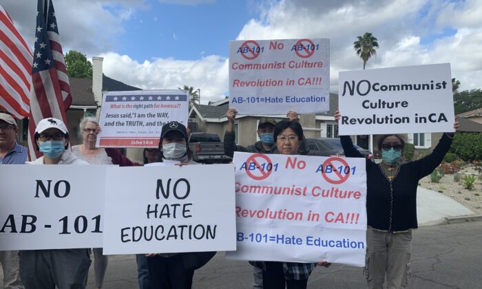 지난 4월 26일 캘리포니아에서 학부모들이 101호 의회 법안에 반대하는 시위를 벌이고 있다. | Linda Jiang/The Epoch Times