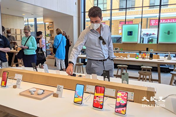 미국 뉴욕 첼시에 개장한 구글의 첫 오프라인 매장에서 방문객이 전시된 제품을 살펴보고 있다. | 에포크타임스