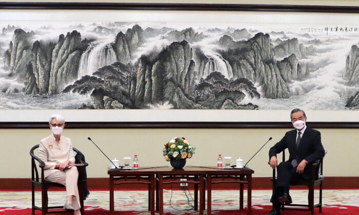 웬디 셔먼 미 국무부 부장관이 중국 톈진에서 왕이 중국 국무위원 겸 외교부장을 만나고 있다. | U.S. Department of State/Handout via Reuters