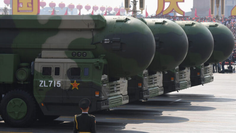 2019년 10월 1일 베이징 톈안먼 광장에서 열린 열병식에서 선보인 'DF-41' 대륙간탄도미사일(ICBM). | GREG BAKER/AFP via Getty Images