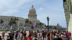 “독재 타도” 쿠바서 공산주의 정권 반대 수천명 거리 행진