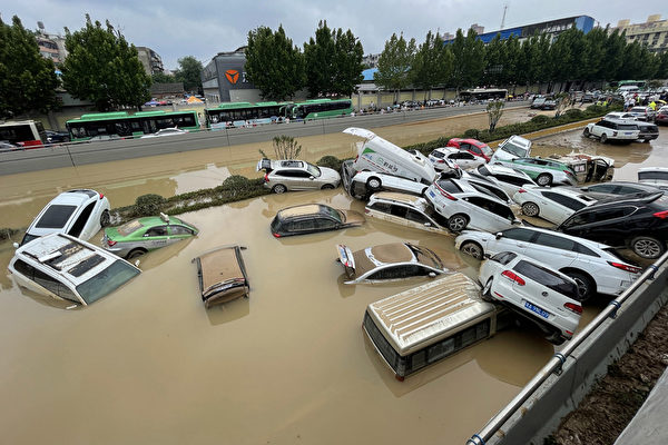 지난 20일 정저우 징광루(京廣路) 터널이 홍수로 물에 잠겨 차량들이 처참하게 뒤엉킨 모습. | Photo by STR/AFP via Getty Images