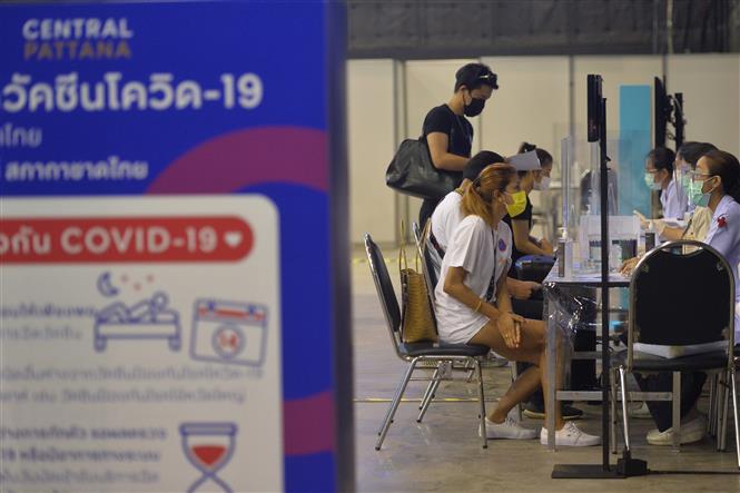 중국산 시노백 코로나19(중공 바이러스 감염증) 백신을 접종하는 태국 사람들 | 신화/연합