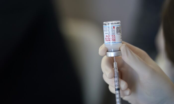 미국 루이지애나주 메타리의 한 의료진이 모더나 백신을 준비하고 있다. 2021.3.29 | Gerald Herbert/AP Photo