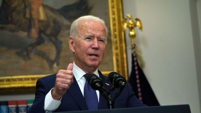 조 바이든 미국 대통령이 22일(현지 시각) 자국민의 아프가니스탄 탈출 상황과 관련해 워싱턴 백악관에서 기자회견을 열고 설명하고 있다. | ANDREW CABALLERO-REYNOLDS/AFP via Getty Images/연합