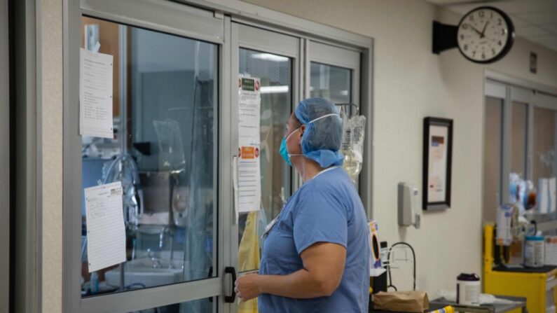 미국 오하이오의 한 병원 집중치료실에서 의료진이 치료실 내부에 있는 환자를 지켜보고 있다. | MEGAN JELINGER/AFP via Getty Images/연합