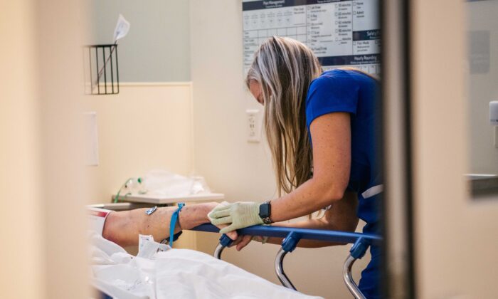 한 간호사가 응급실 환자를 돌보고 있다. | Brandon Bell/Getty Images