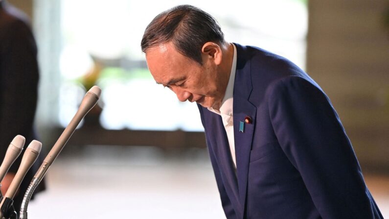  스가 요시히데 일본 총리가 3일 일본 총리관저에서 열린 약식 기자회견에서 고개를 숙여 인사하고 있다. 집권 자민당 총재인 그는 29일 예정된 총재 선거에 입후보하지 않기로 했다. | 도쿄=AFP/연합